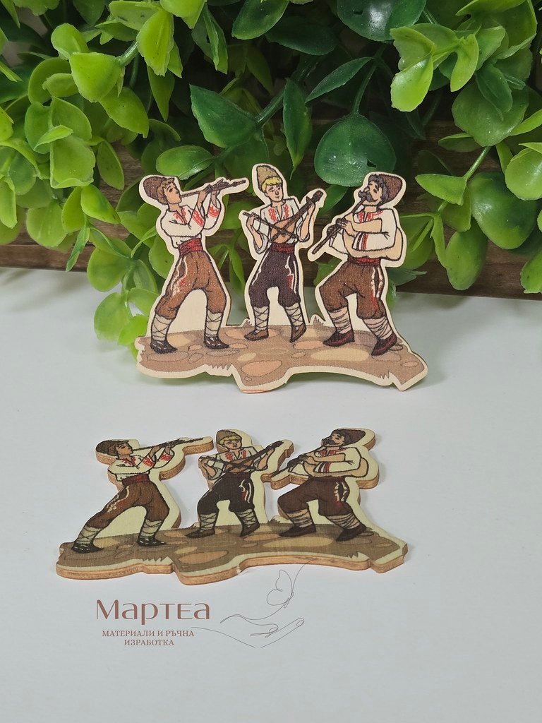 дървен елемент под формата на музиканти