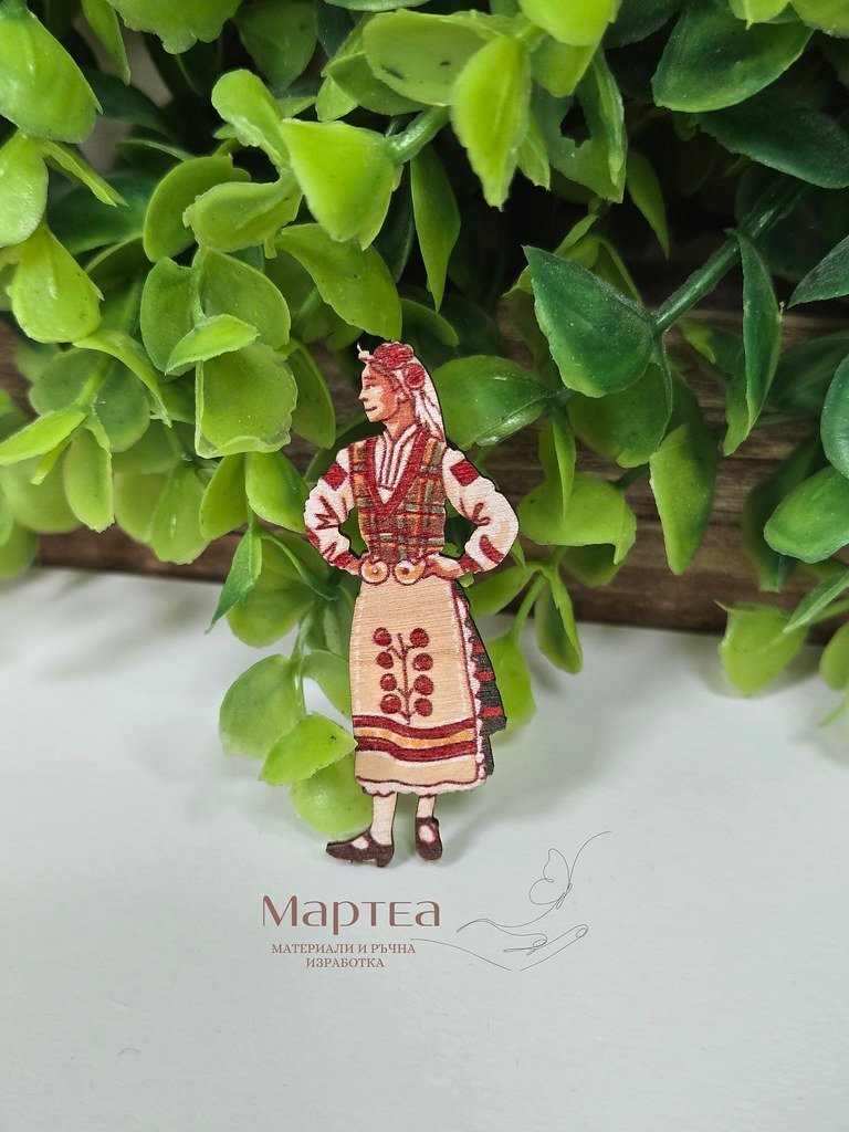 дървен елемент от Мома в народна носия