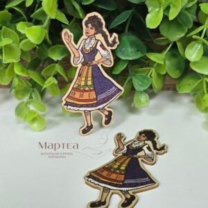 Мома в синя носия