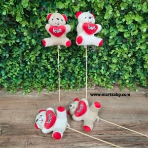 Мече със сърце с надпис "Love" на клечка