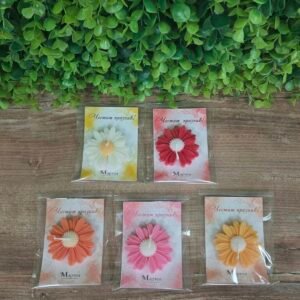 Свещ „Маргаритка“ върху картонче – Честит празник