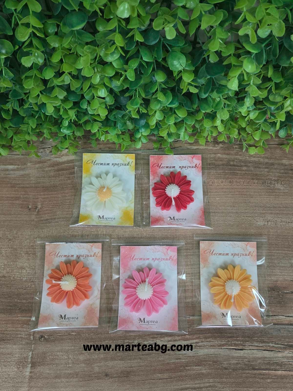 Свещ „Маргаритка“ върху картонче – Честит празник