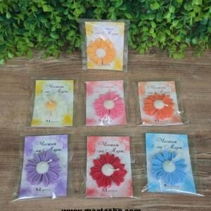 Свещ „Маргаритка“ върху картонче – Честит 8 март