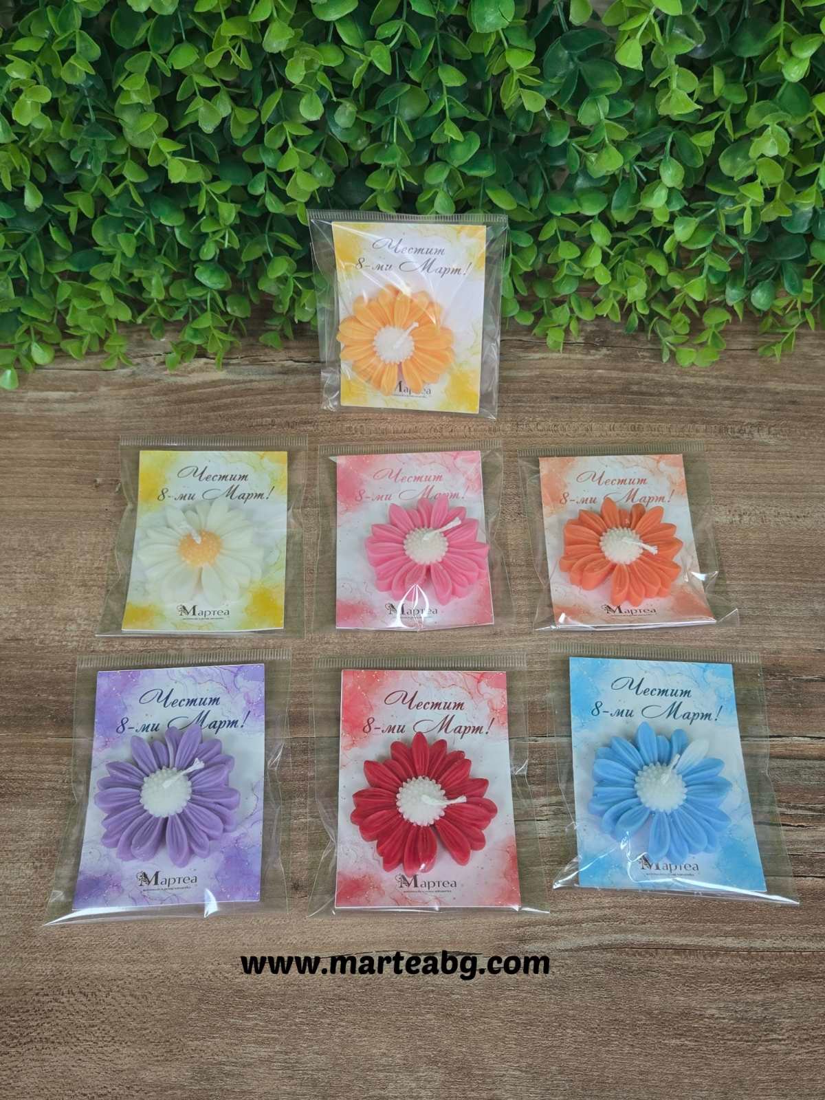 Свещ „Маргаритка“ върху картонче – Честит 8 март