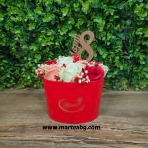 Аранжировка със сапунени рози в к-я Flowers