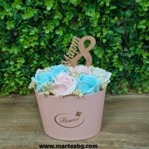 Аранжировка със сапунени рози в к-я Flowers