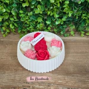 Кашпа със сукуленти и цветя