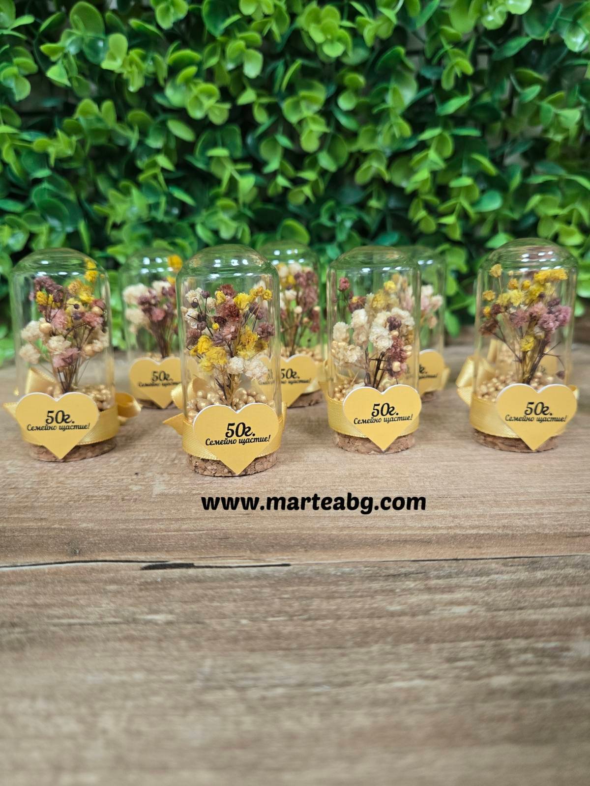 Букет гипсофил в стъклен купол