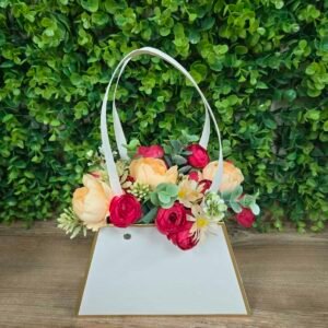 Чантичка трапец с изкуствени цветя