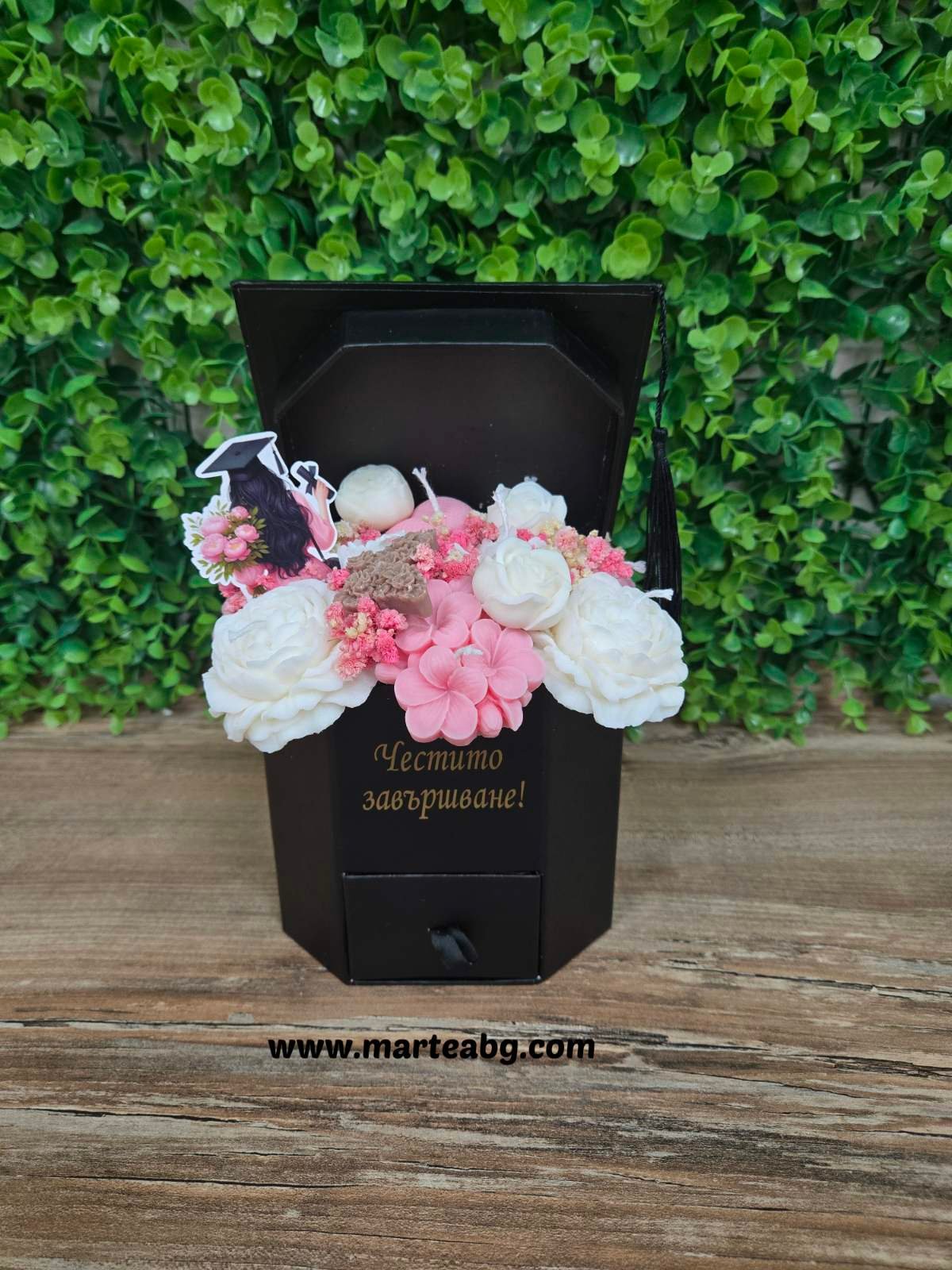 Аранжирана кутия с восъчни цветя – тема „Дипломиране“