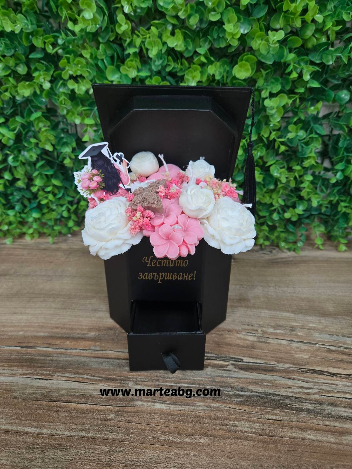 Аранжирана кутия с восъчни цветя – тема „Дипломиране“ - Image 2