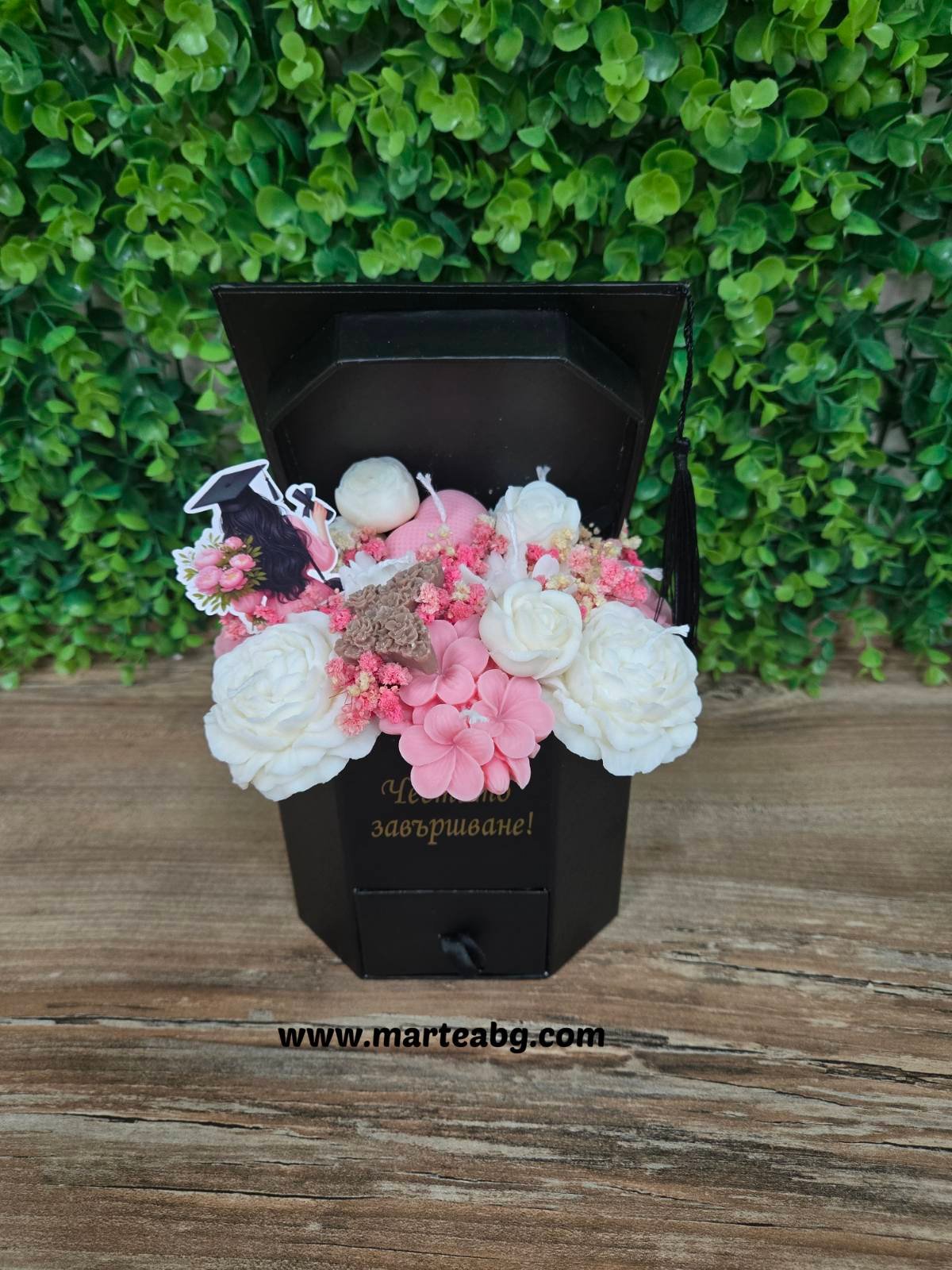 Аранжирана кутия с восъчни цветя – тема „Дипломиране“ - Image 3