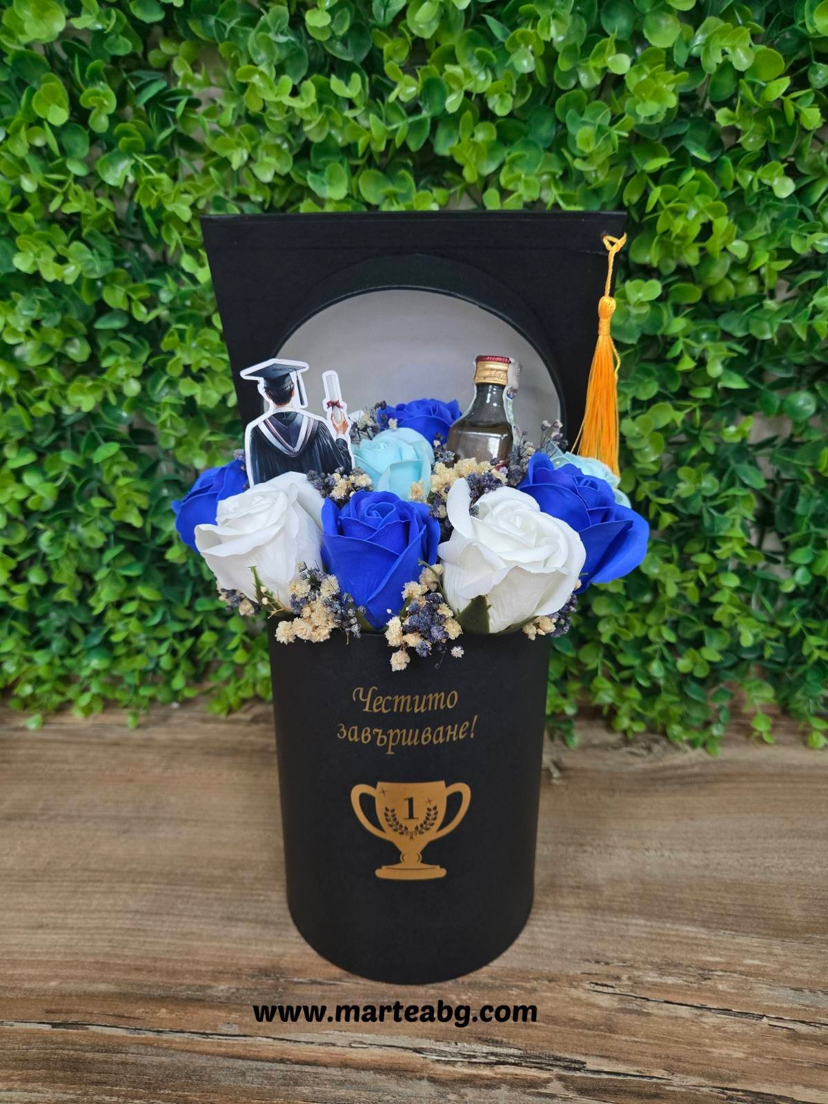 Аранжировка "Честито завършване" с уиски и сапунени рози