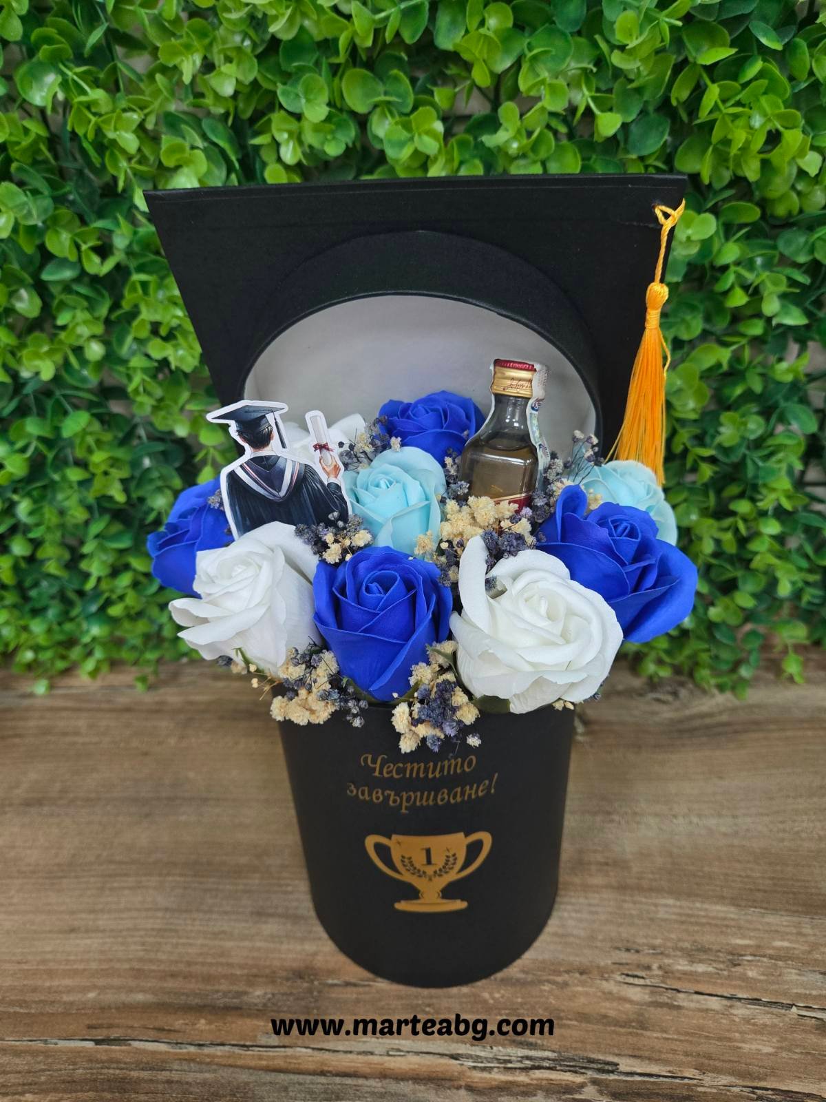 Аранжировка "Честито завършване" с уиски и сапунени рози - Image 2