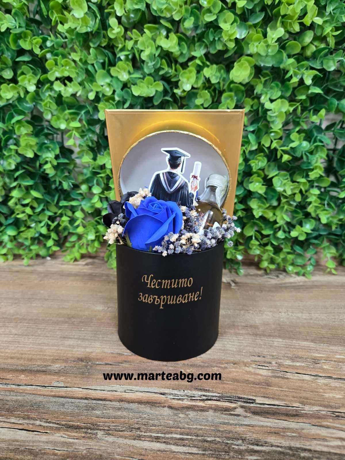 Аранжировка "Честито завършване" с уиски и сапунени рози