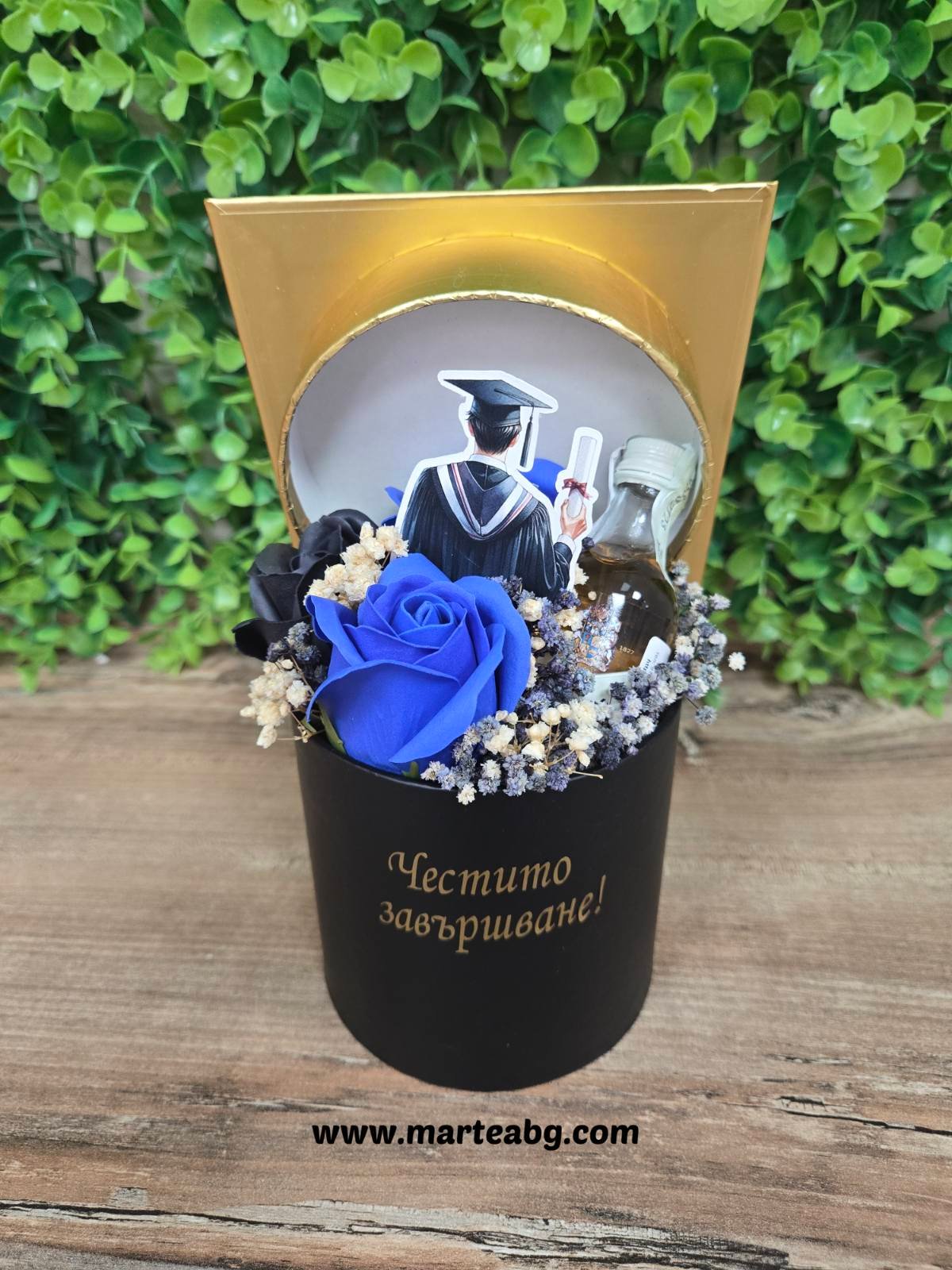 Аранжировка "Честито завършване" с уиски и сапунени рози - Image 2