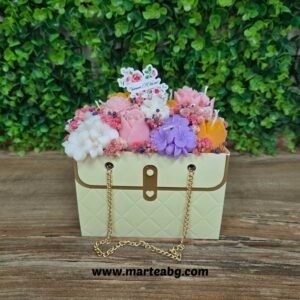 Аранжировка от свещи в елегантна чантичка