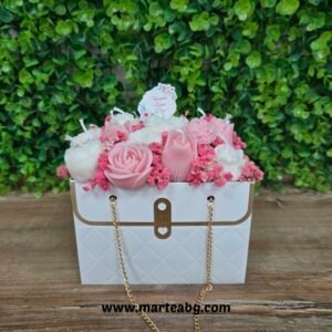 Аранжировка от свещи в елегантна чантичка