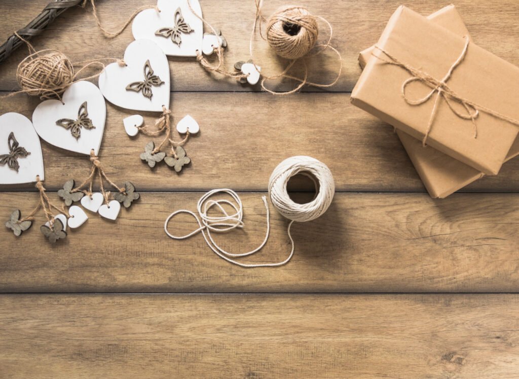 Богато аранжирани кошници за подаръци с ръчно изработени детайли и декорация