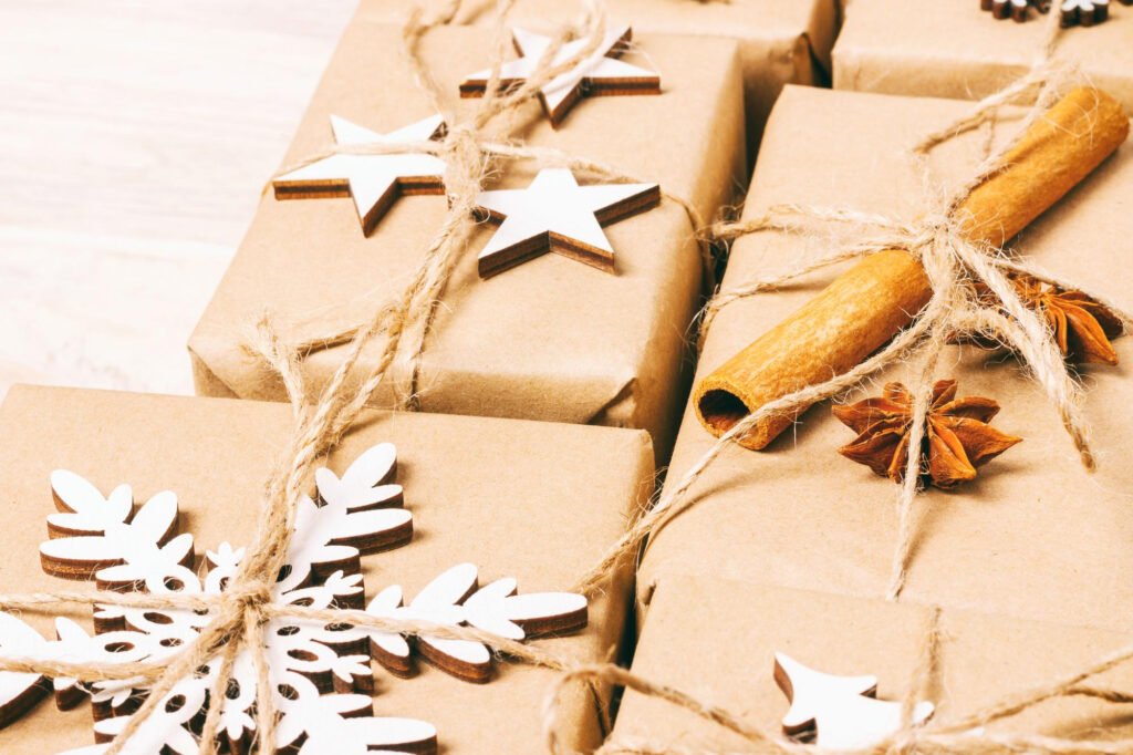 Елегантно опакован ръчно изработен подарък за 8 март с нежна пролетна декорация